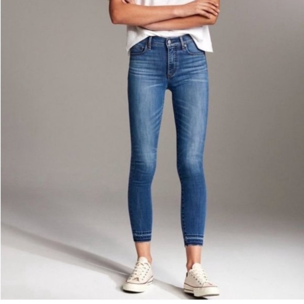 Aritzia Denim Forum Nico Mid Rise
Skinny Crop Jeans Sz 26